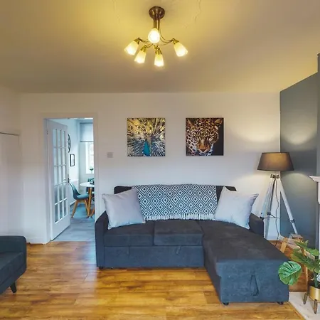 Stunning 3-Bed Chester House: Contractor & Family-Friendly with Free Parking Exterior photo