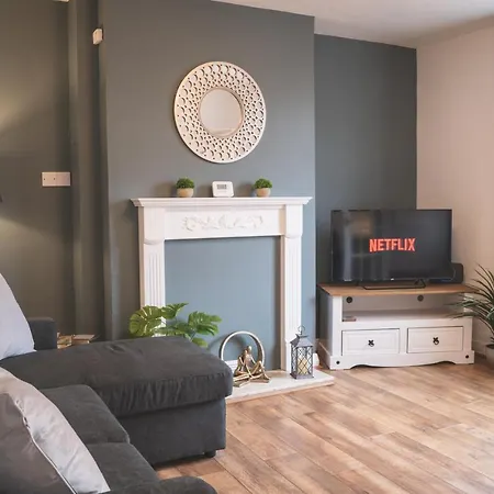 Stunning 3-Bed Chester House: Contractor & Family-Friendly with Free Parking Exterior photo