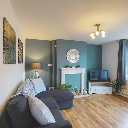Stunning 3-Bed Chester House: Contractor & Family-Friendly with Free Parking Exterior photo