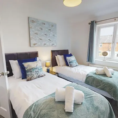 Stunning 3-Bed Chester House: Contractor & Family-Friendly with Free Parking Exterior photo