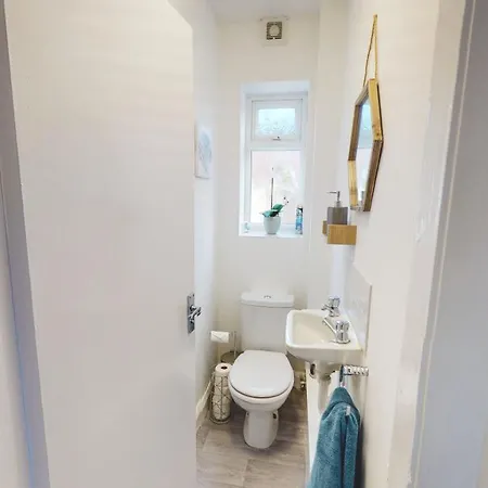 Stunning 3-Bed Chester House: Contractor & Family-Friendly with Free Parking Exterior photo