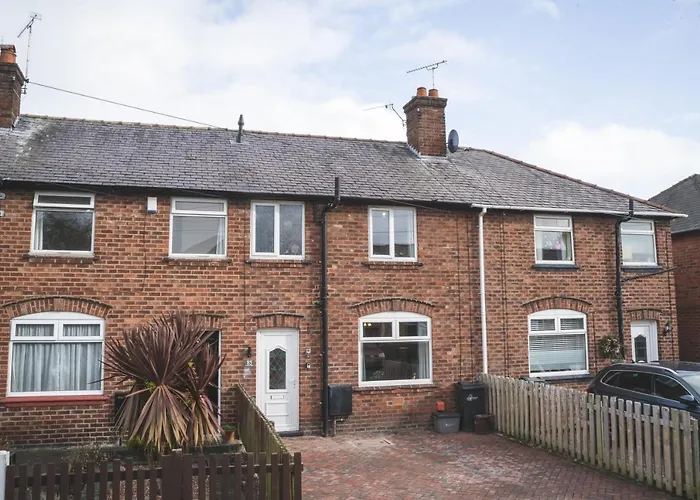 Stunning 3-Bed House In Chester By 53 Degrees Property, Ideal For Contractors & Families, Free Parking - Sleeps 7
