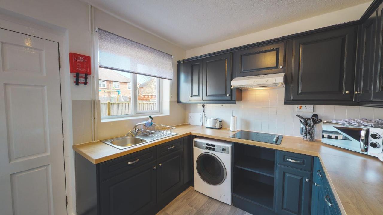 Stunning 3-bed House: Contractor & Family-friendly With Free Parking Holiday home Chester