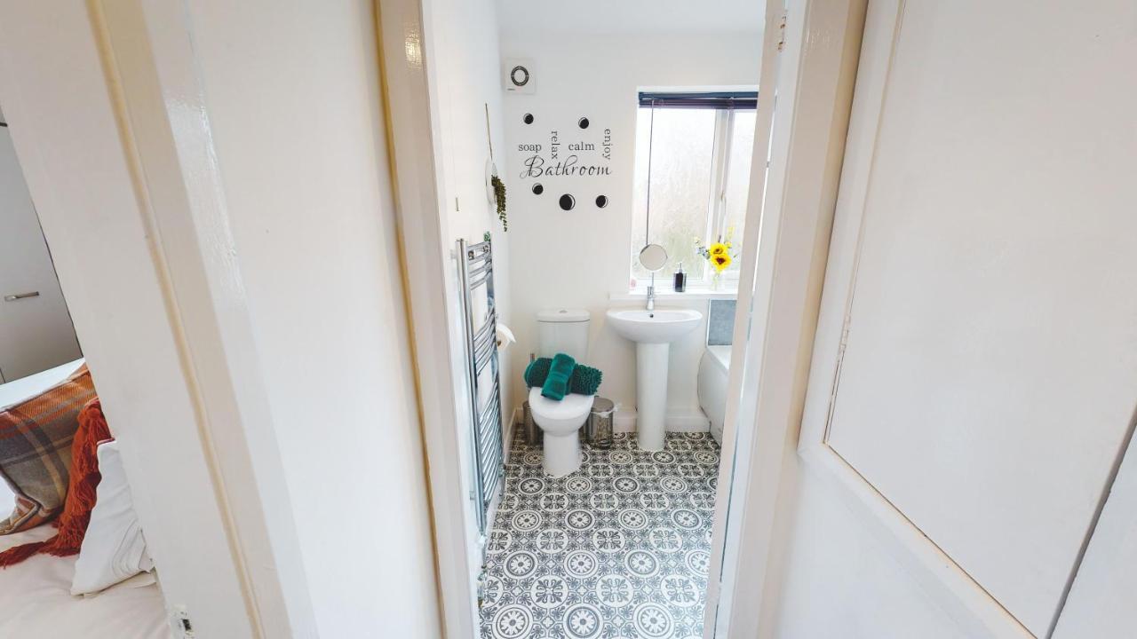 Stunning 3-bed House: Contractor & Family-friendly With Free Parking *